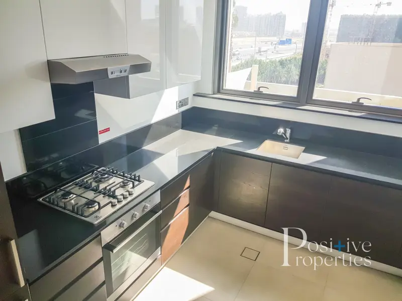 closed-kitchen-stadium-view-pets-allowed.webp