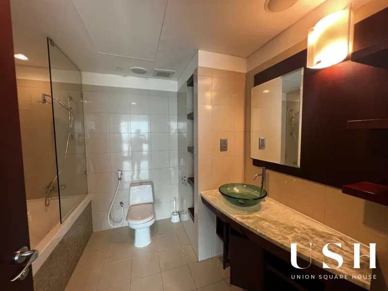 high-end-4-bedroom-rental-rooftop-pool-gym.webp