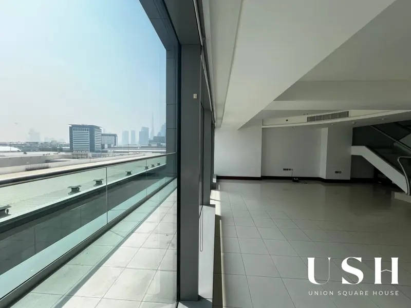 high-end-4-bedroom-rental-rooftop-pool-gym.webp
