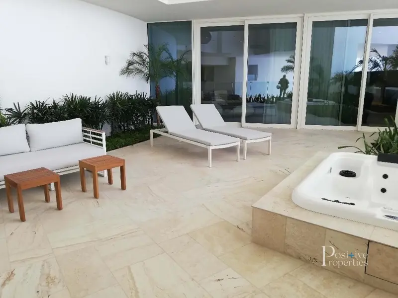 high-floor-new-jacuzzi-marina-view.webp