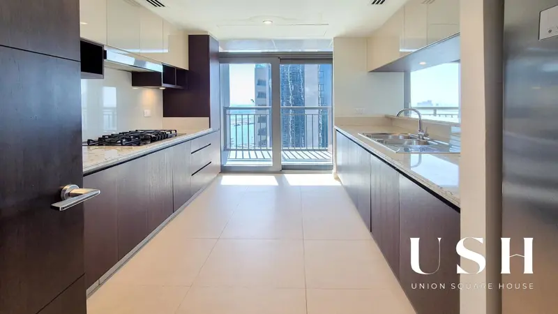 skyline-view-un-furnished-vacant-keys-in-hand-2.webp