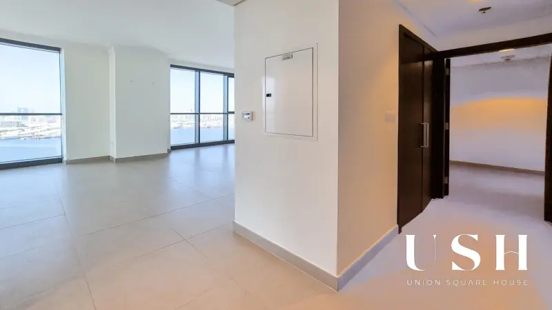 skyline-view-un-furnished-vacant-keys-in-hand-2.webp