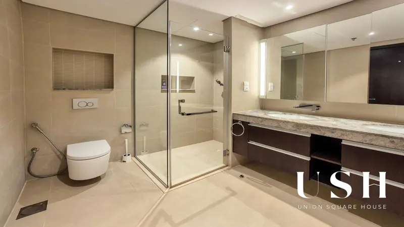 skyline-view-un-furnished-vacant-keys-in-hand-2.webp