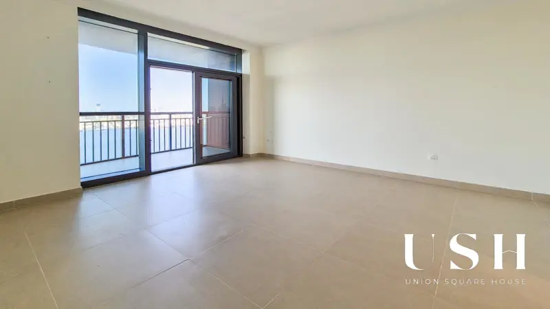 skyline-view-un-furnished-vacant-keys-in-hand-2.webp