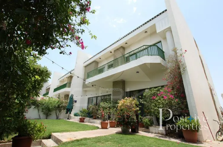 spacious-4-bed-maid-shared-pool-one-month-free.webp