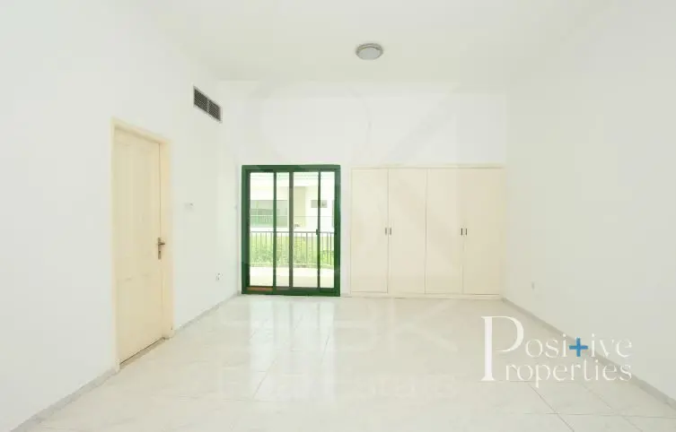 spacious-4-bed-maid-shared-pool-one-month-free.webp
