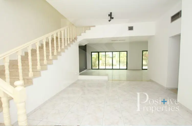 spacious-4-bed-maid-shared-pool-one-month-free.webp